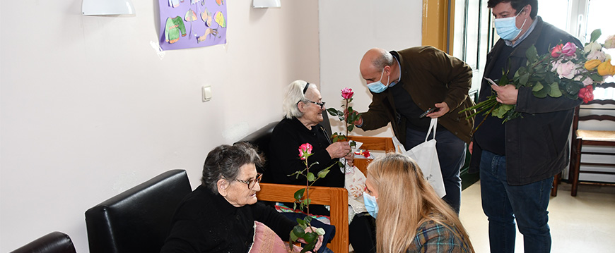 Dia Internacional da Mulher assinalado com ofertas de flores